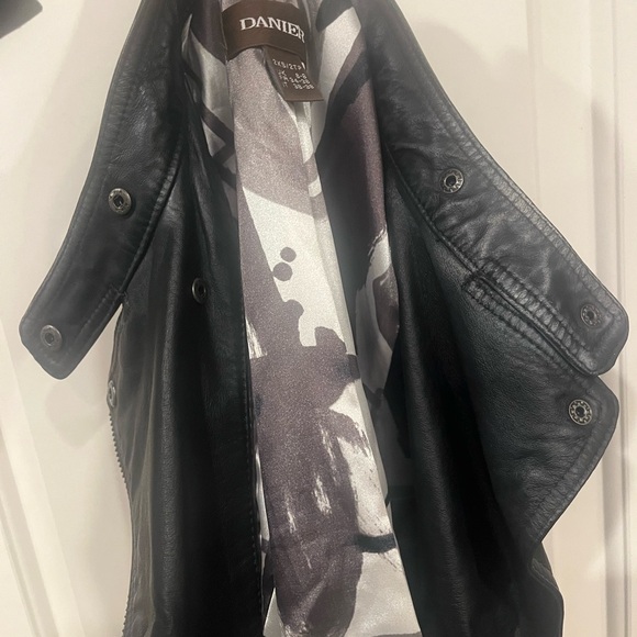 Danier 2XS leather jacket. Some fading on leather (front of collar in last pic) - Picture 11 of 12